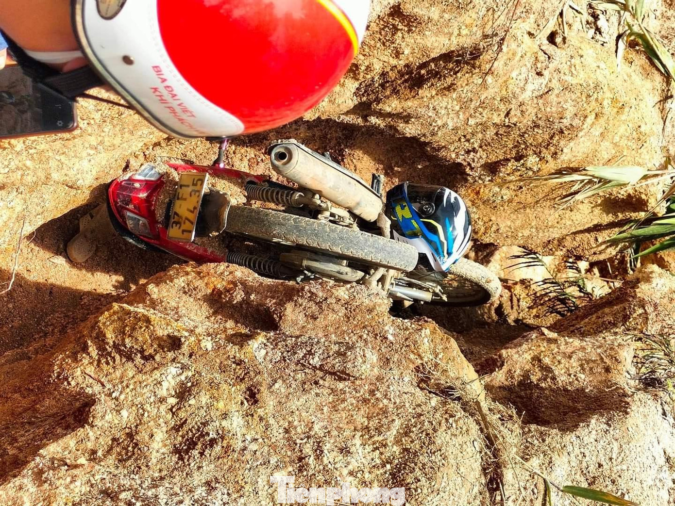 Chiếc xe gặp 'tai nạn' giữa đường Chiếc xe gặp 'tai nạn' giữa đường