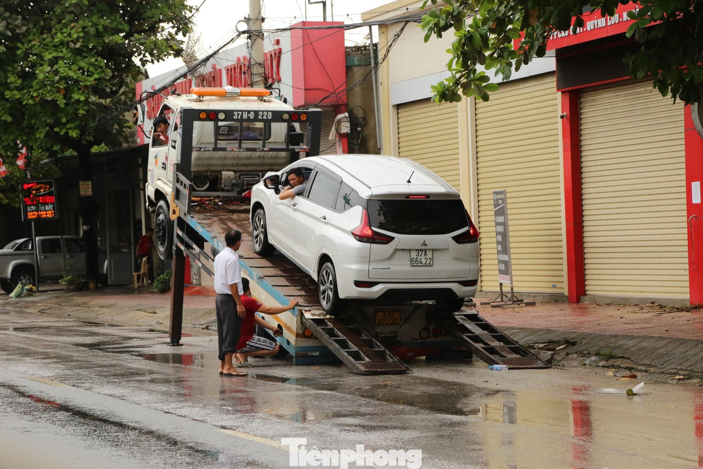Nhiều xe gầm thấp lựa chọn cách thuê xe cứu hộ đưa qua đoạn đường ngập nước này.