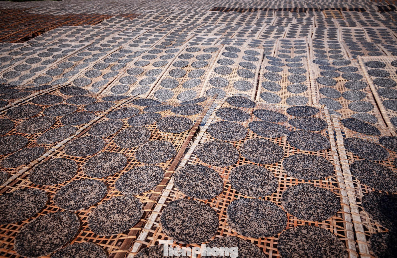 Điểm độc đáo ở làng bánh đa Vĩnh Đức là sử dụng bếp củi để tráng bánh. Đây cũng là phương pháp truyền thống từ bao đời nay để giữ hương vị thơm ngon của chiếc bánh.