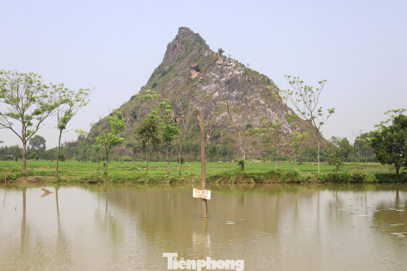 Ông Lê Khắc Hoàng, Chánh thanh tra Sở Văn hóa và Thể thao Nghệ An cho biết, hàng chục năm qua lèn Hai Vai không thể cắm mốc bảo vệ do vướng mắc về đất đai do giữa huyện và tỉnh có một số nội dung chưa thống nhất. Sắp tới Sở lên kế hoạch khoanh vùng, đo đạc lại một số vị trí, tiến tới lên kế hoạch tôn tạo để di tích được phát huy các giá trị, phục vụ phát triển du lịch. Ông Lê Khắc Hoàng, Chánh thanh tra Sở Văn hóa và Thể thao Nghệ An cho biết, hàng chục năm qua lèn Hai Vai không thể cắm mốc bảo vệ do vướng mắc về đất đai do giữa huyện và tỉnh có một số nội dung chưa thống nhất. Sắp tới Sở lên kế hoạch khoanh vùng, đo đạc lại một số vị trí, tiến tới lên kế hoạch tôn tạo để di tích được phát huy các giá trị, phục vụ phát triển du lịch.