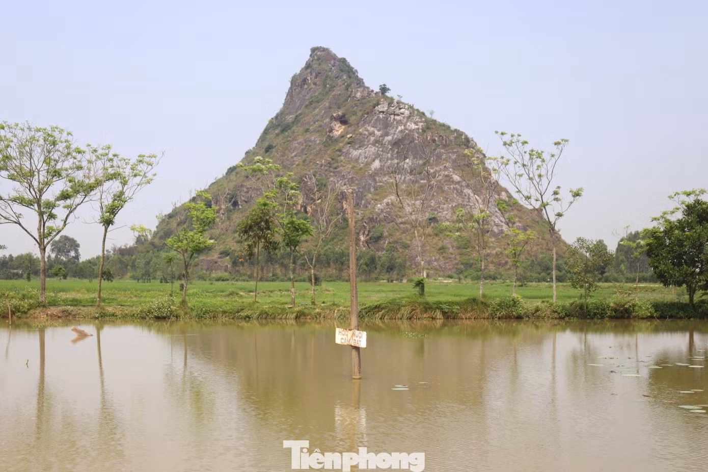 Ông Lê Khắc Hoàng, Chánh thanh tra Sở Văn hóa và Thể thao Nghệ An cho biết, hàng chục năm qua lèn Hai Vai không thể cắm mốc bảo vệ do vướng mắc về đất đai do giữa huyện và tỉnh có một số nội dung chưa thống nhất. Sắp tới Sở lên kế hoạch khoanh vùng, đo đạc lại một số vị trí, tiến tới lên kế hoạch tôn tạo để di tích được phát huy các giá trị, phục vụ phát triển du lịch.