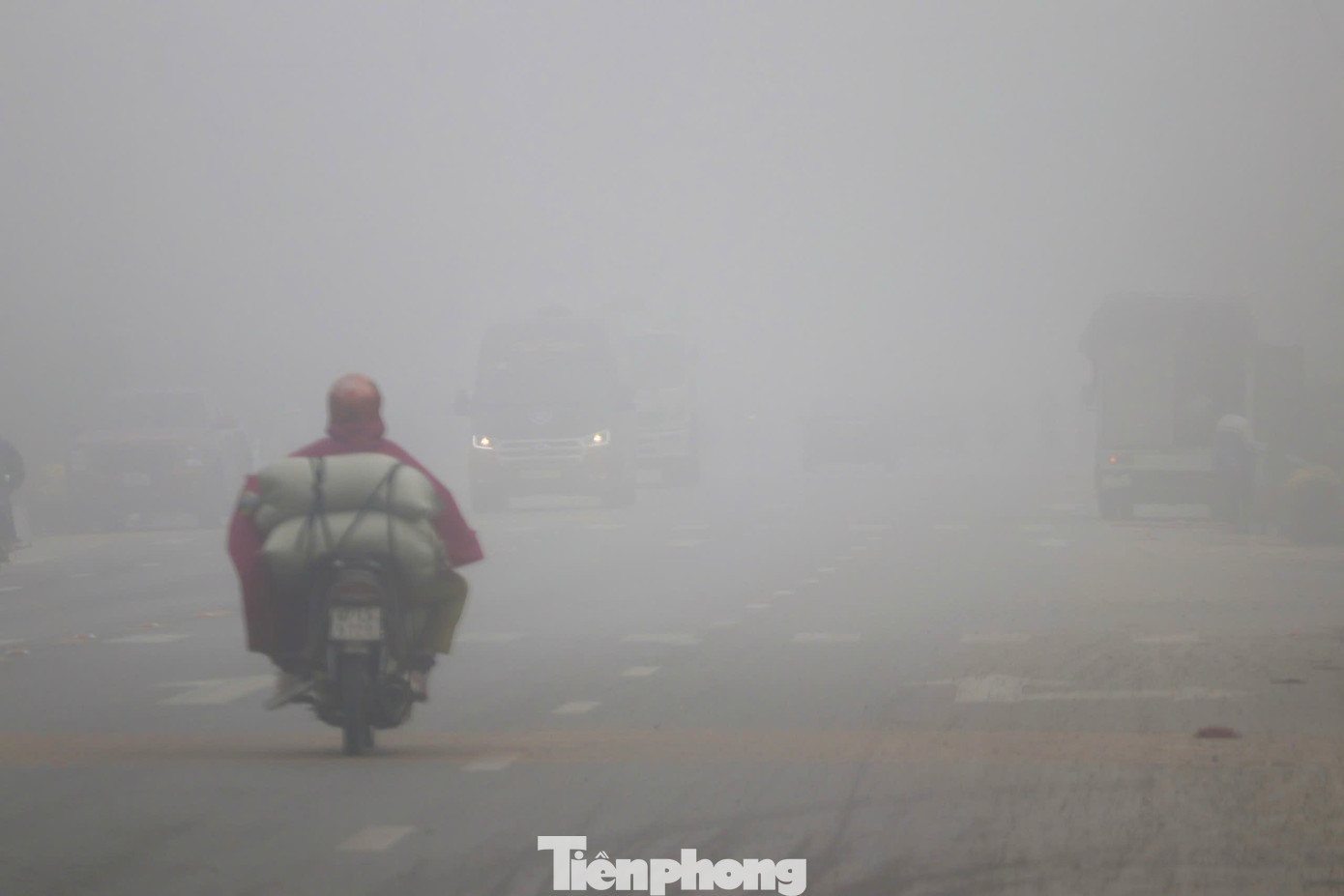 Theo dự báo của Đài Khí tượng Thủy văn khu vực Bắc Trung Bộ, hôm nay (9/1), các khu vực phổ biến nhiều mây, sáng sớm có sương mù và sương mù nhẹ rải rác, trời rét. Cơ quan chức năng khuyến cáo khi tham gia giao thông qua các điểm có sương mù trên các tuyến quốc lộ nhiều đèo dốc, lái xe cần đi chậm, duy trì bám đường, đi đúng làn đường, tập trung quan sát các biển cảnh báo, tiêu phản quang, đinh phản quang, sơn vạch kẻ vạch; không vượt xe trong điều kiện sương mù, tầm nhìn hạn chế; giữ khoảng cách an toàn đối với xe đi trước… Đặc biệt, lái xe cần kiểm tra hệ thống phanh xe, an toàn kỹ thuật của phương tiện để tránh trường hợp đáng tiếc, không may xảy ra.