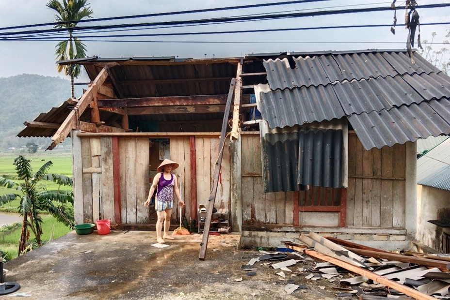 Một căn nhà ở xã Châu Kim, huyện Quế Phong tốc mái, hư hỏng chiều 21/3. Một căn nhà ở xã Châu Kim, huyện Quế Phong tốc mái, hư hỏng chiều 21/3.