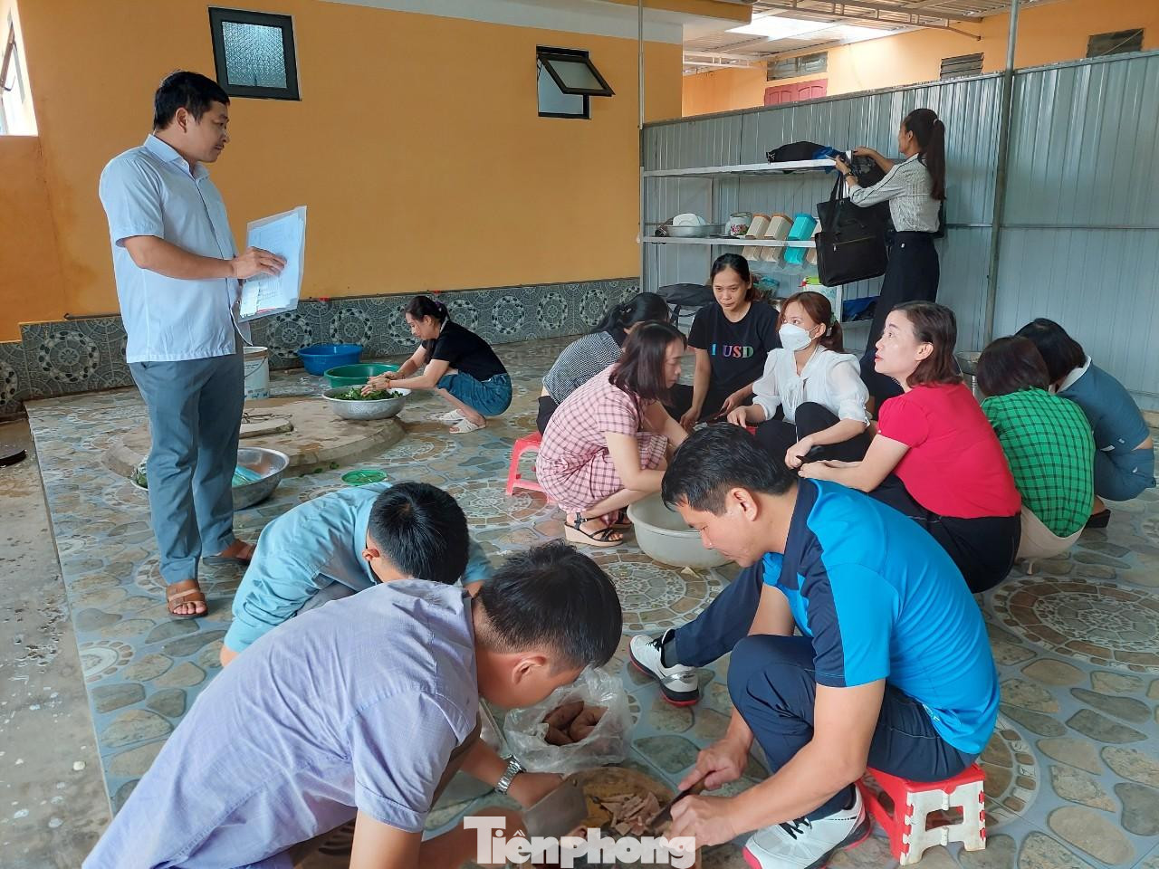 Những ngày qua, mưa lớn kéo dài khiến nhiều nơi tại huyện Thanh Chương, Nghệ An ngập trong biển nước. Nhiều học sinh chưa thể đến trường. Số đi học được, có em phải đến trường bằng thuyền hoặc đi qua những nơi nước sâu hết sức nguy hiểm. Để giúp học sinh ở lại trường có bữa ăn trưa nóng sốt, đủ chất dinh dưỡng, Trường THPT Thanh Chương 3 đã triển khai hoạt động “Bữa cơm yêu thương”.