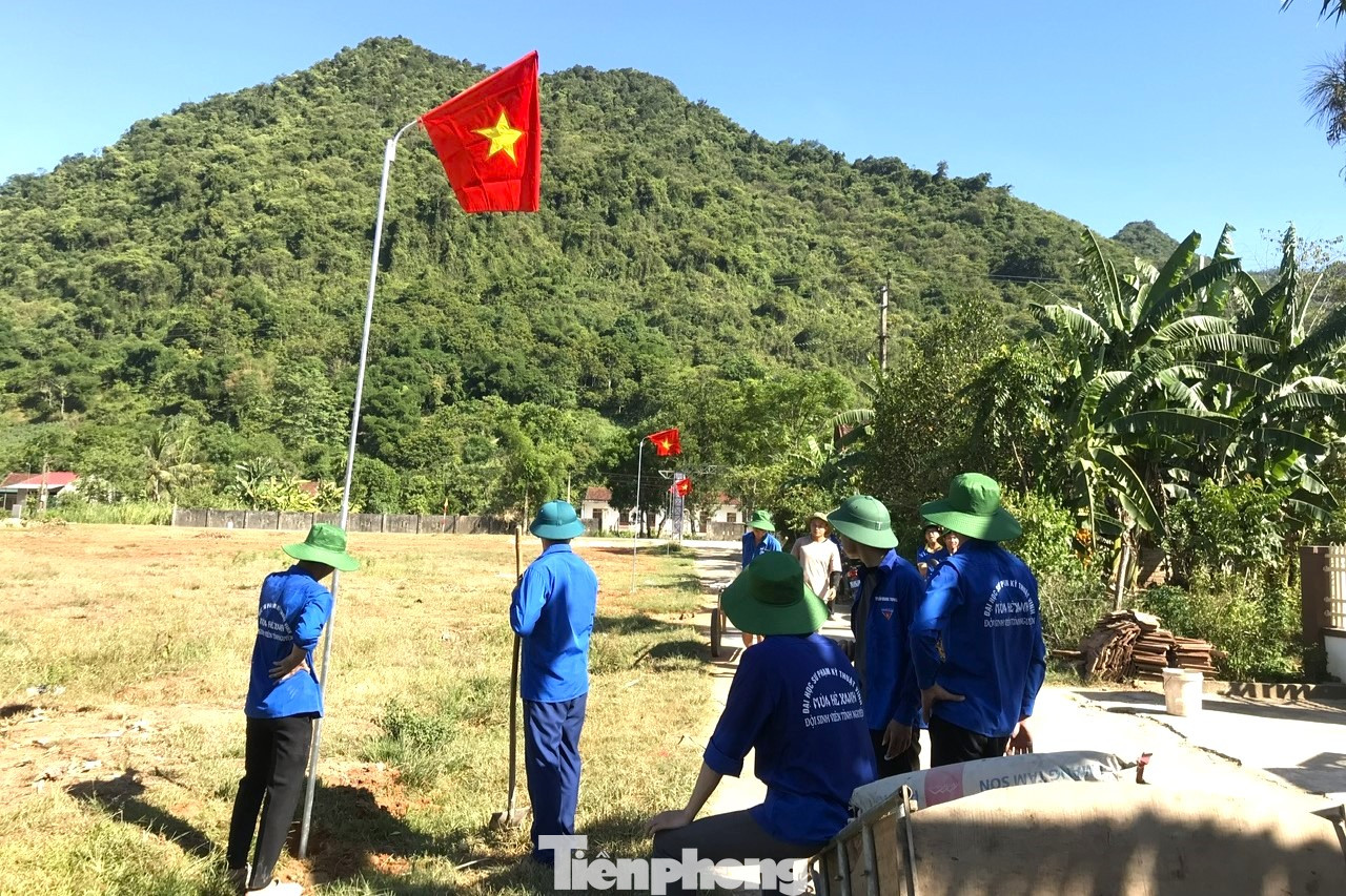 Đoàn thanh niên cắt, mài và đánh bóng các khối đá và bê tông để tạo nên phần móng và đế cho cột cờ. Công việc này đòi hỏi sự cẩn thận và kỹ thuật để đảm bảo tính chính xác và độ bền.