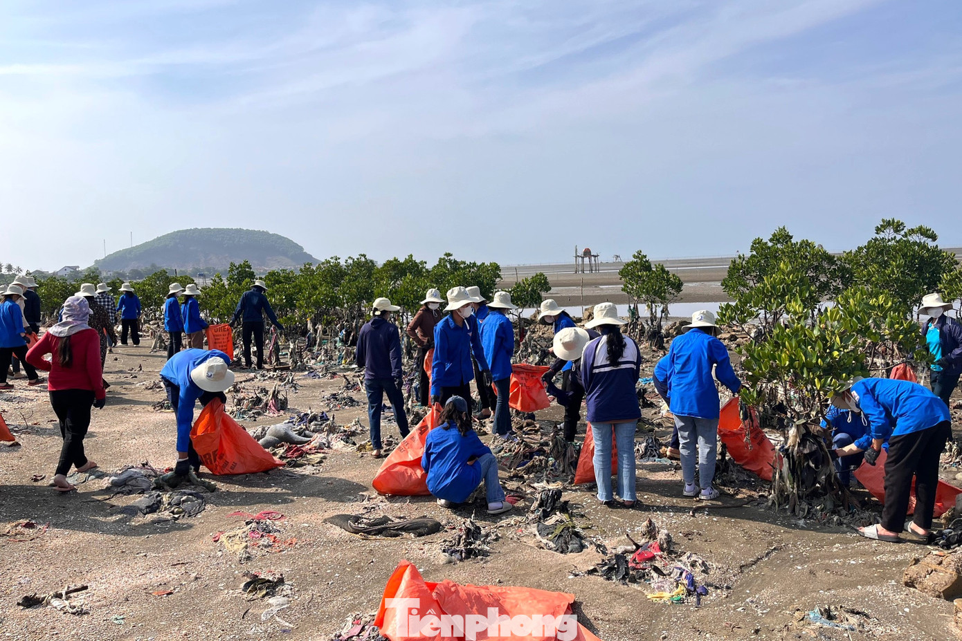 Khu vực các đoàn viên thanh niên ra quân thu gom rác là dọc bãi biển giáp ranh 2 xã Quỳnh Long và Quỳnh Thuận, huyện Quỳnh Lưu, Nghệ An.