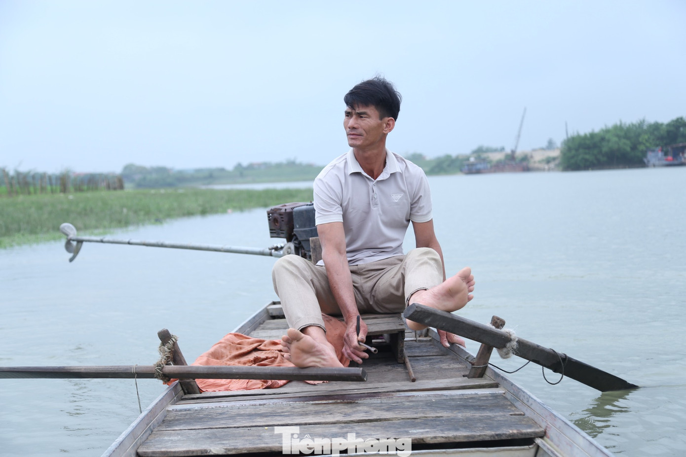 Công việc hằng ngày của dân vạn chài gắn liền với những tấm lưới chài. Không kể ngày hay đêm, theo con nước lên xuống, họ chèo thuyền dọc con sông, có khi xa hàng chục km để thả lưới bắt tôm, cá. Khi được cá, họ sẽ mang lên đường bán cho người dân hoặc mang ra chợ gần đó để bán. Công việc hằng ngày của dân vạn chài gắn liền với những tấm lưới chài. Không kể ngày hay đêm, theo con nước lên xuống, họ chèo thuyền dọc con sông, có khi xa hàng chục km để thả lưới bắt tôm, cá. Khi được cá, họ sẽ mang lên đường bán cho người dân hoặc mang ra chợ gần đó để bán.