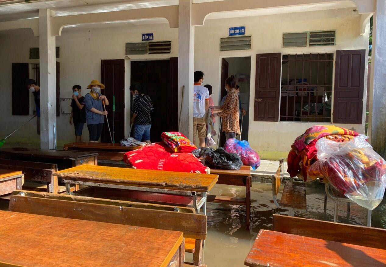 Thầy cô hối hả dọn trường đón học sinh Thầy cô hối hả dọn trường đón học sinh