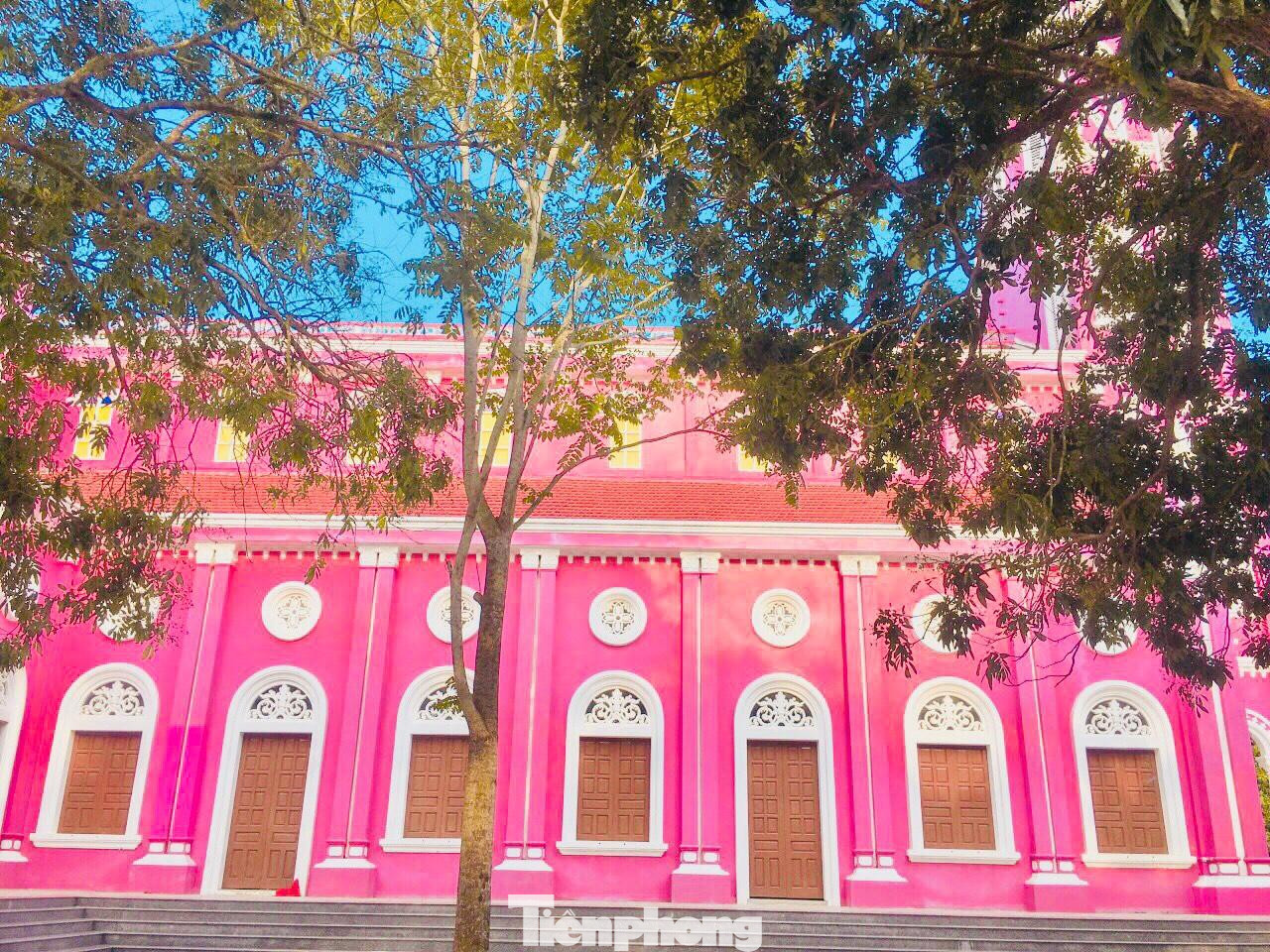 Xung quanh nhà thờ được trang trí bằng các bức phù điêu chứa điển tích, các bức tượng bắt mắt. Ở phía trên công trình có những ô cửa tròn, ô tháp... tất cả đều được chạm khắc bởi các hoa văn tinh xảo. Xung quanh nhà thờ được trang trí bằng các bức phù điêu chứa điển tích, các bức tượng bắt mắt. Ở phía trên công trình có những ô cửa tròn, ô tháp... tất cả đều được chạm khắc bởi các hoa văn tinh xảo.