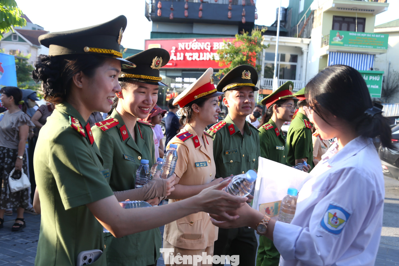 Công an Nghệ An tiếp sức các sĩ tử tự tin vượt vũ môn.