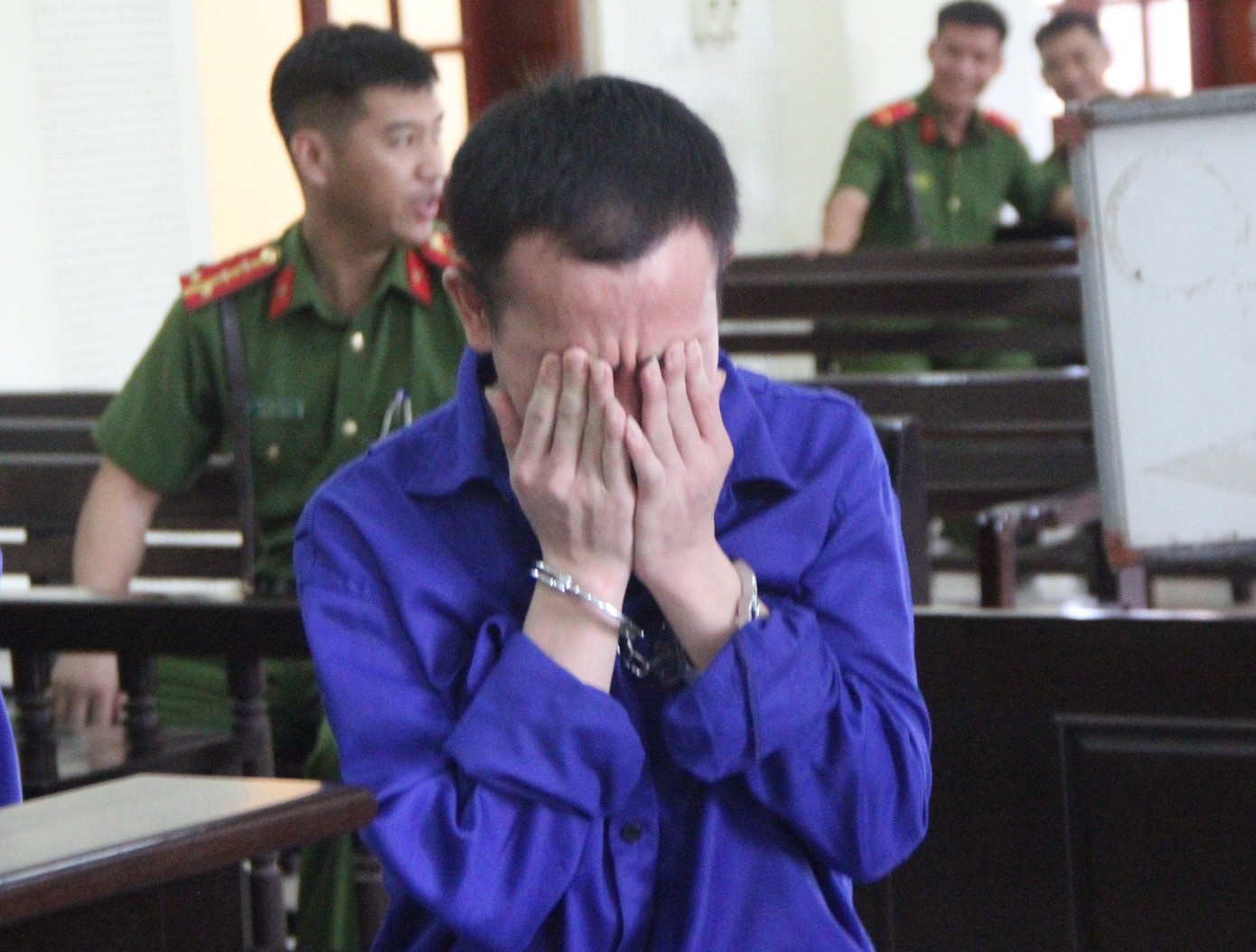 Bị cáo Chu Già liên tục ôm mặt khóc tại tòa Bị cáo Chu Già liên tục ôm mặt khóc tại tòa