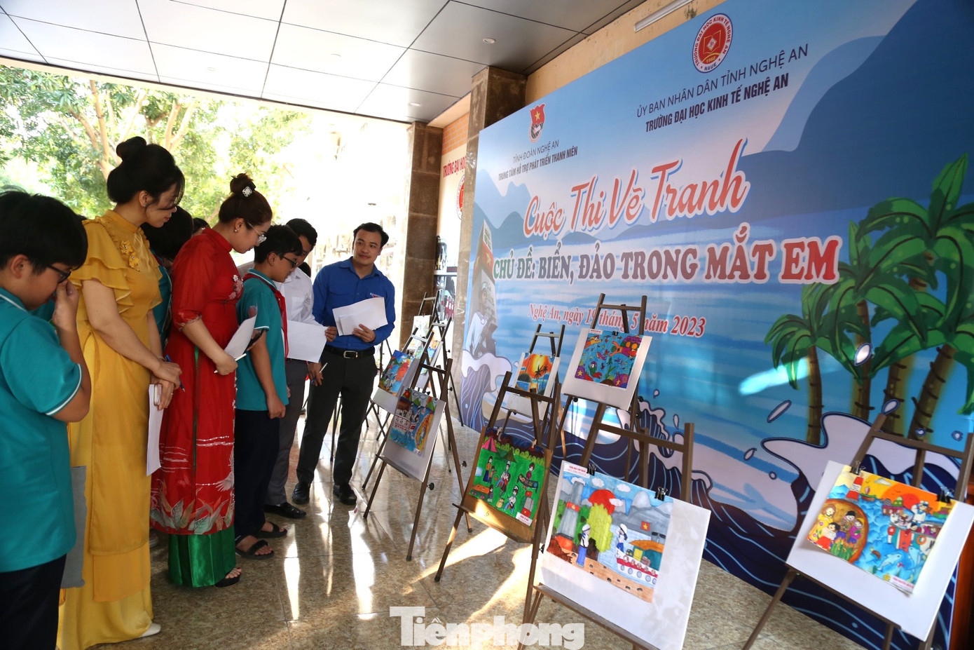 Ban giám khảo chấm dựa trên các tiêu chí: bố cục dựng hình, màu sắc, nội dung, sáng tạo. Ban giám khảo chấm dựa trên các tiêu chí: bố cục dựng hình, màu sắc, nội dung, sáng tạo.