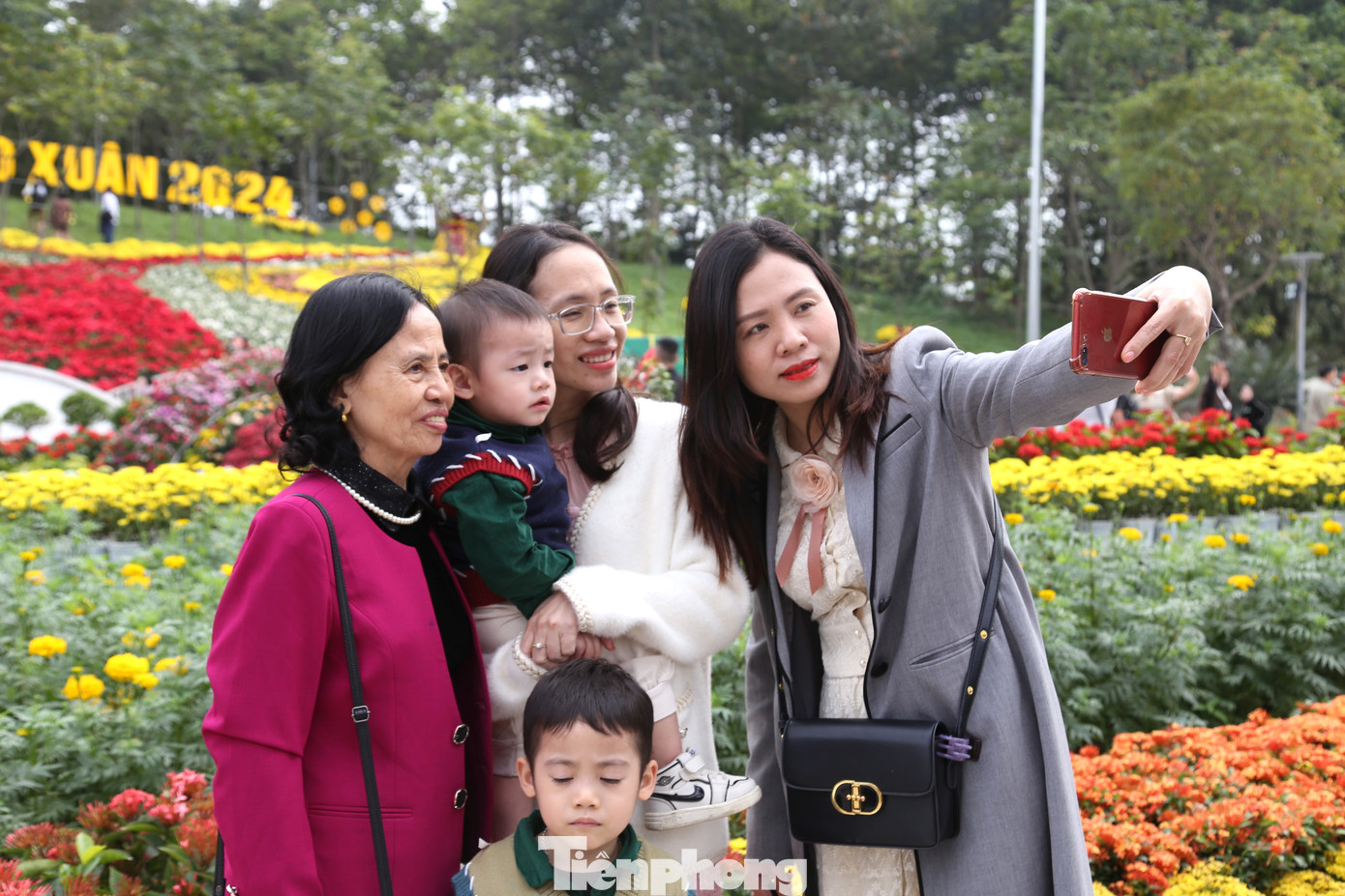 Nhiều gia đình lưu giữ khoảnh khắc đẹp tại con đường hoa nghệ thuật ngày mùng 2 Tết