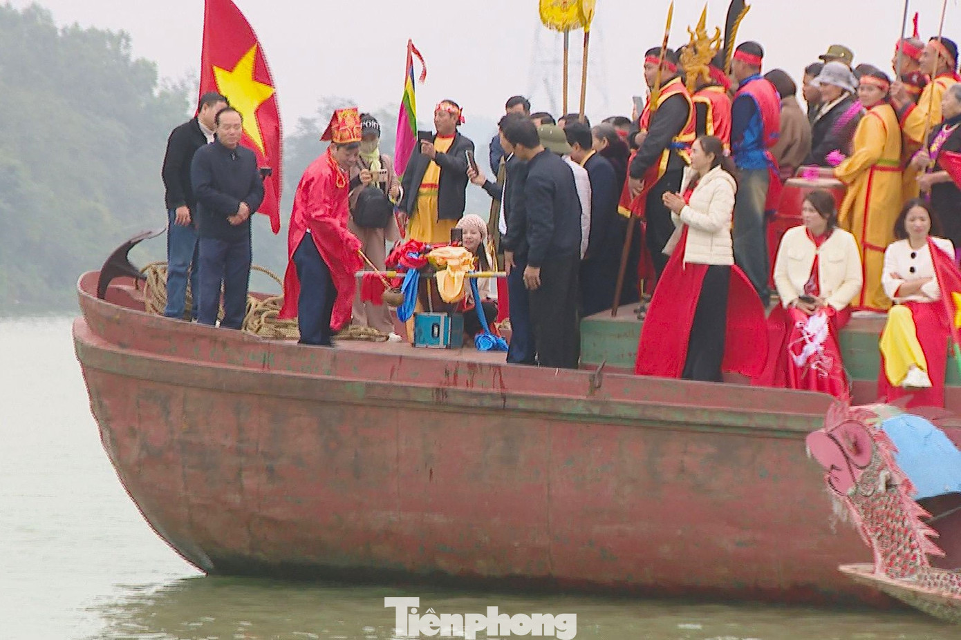 Thuyền ngược dòng sông Lam, đến vùng xoáy nước trước khu vực Lăng vua Mai, cụ Tùng sẽ là người múc gáo nước đầu tiên đổ vào chum. Sau đó, các thành viên trong đoàn lần lượt múc nước dưới sông Lam đổ đầy chum sành. Thuyền ngược dòng sông Lam, đến vùng xoáy nước trước khu vực Lăng vua Mai, cụ Tùng sẽ là người múc gáo nước đầu tiên đổ vào chum. Sau đó, các thành viên trong đoàn lần lượt múc nước dưới sông Lam đổ đầy chum sành.