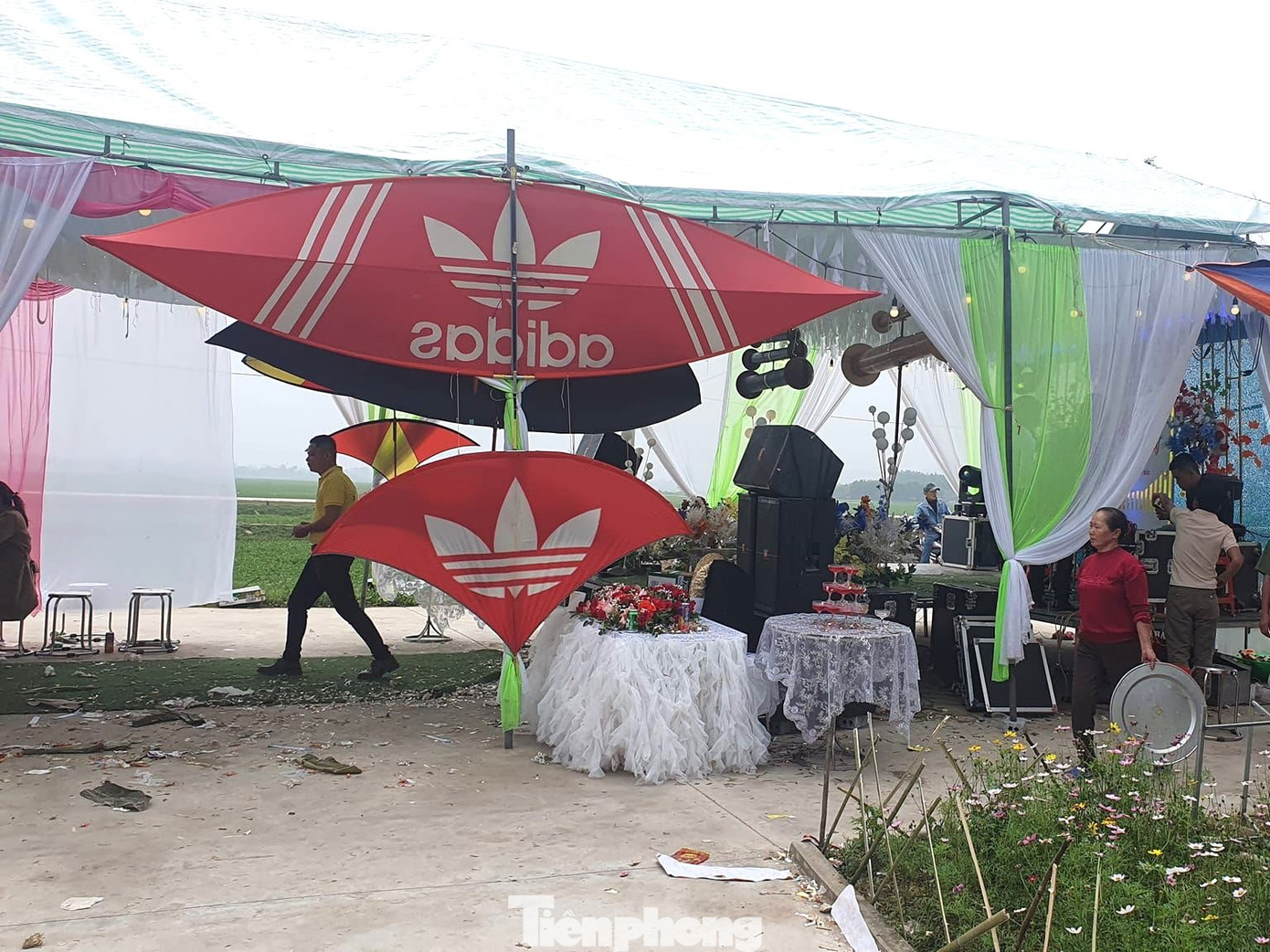 Rạp cưới cũng được trang trí bằng những cánh diều Rạp cưới cũng được trang trí bằng những cánh diều