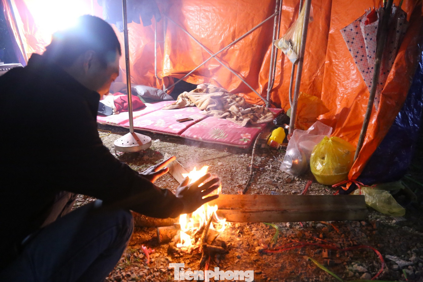 Càng về đêm càng lạnh giá và rét buốt.