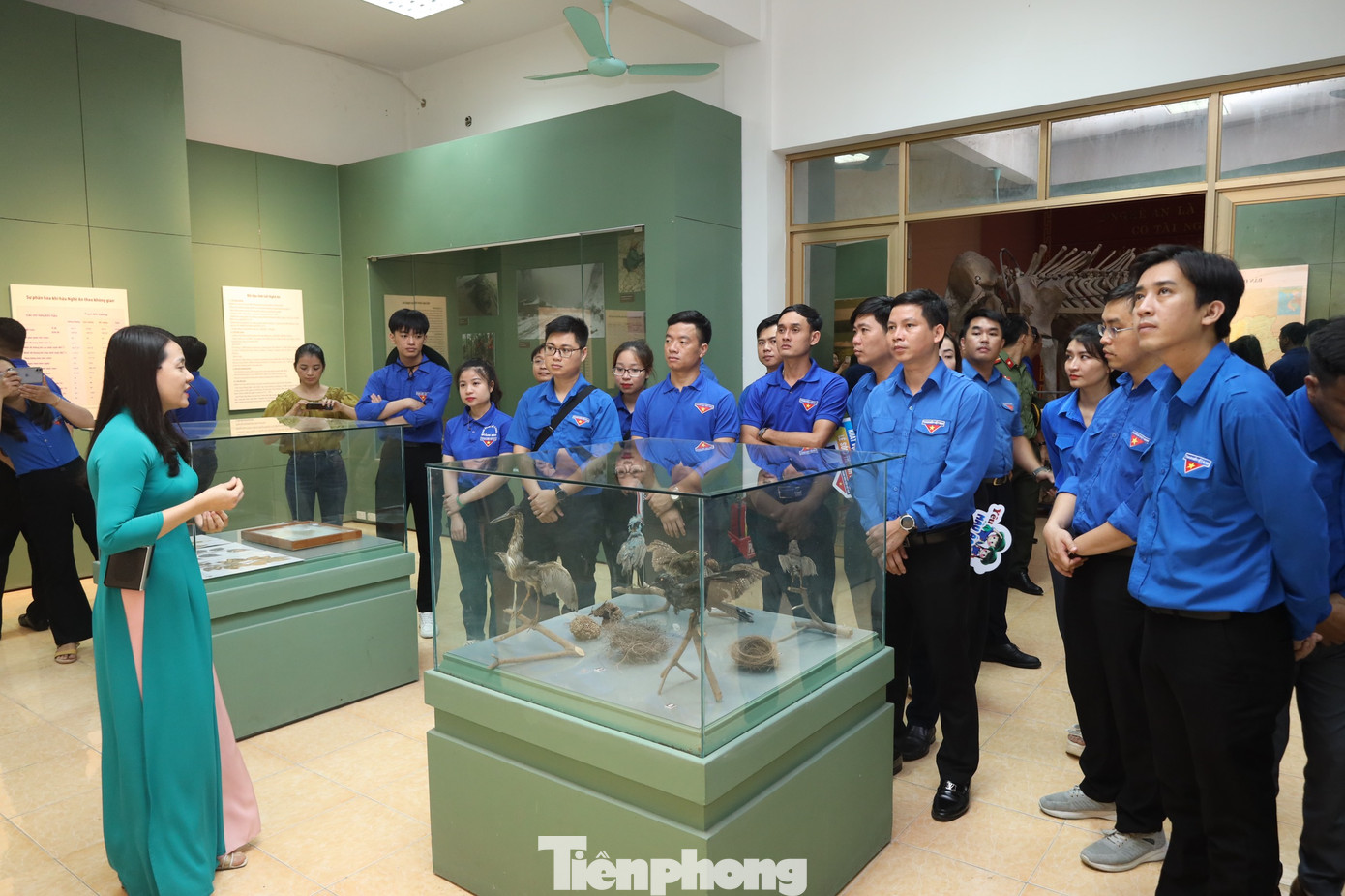 Tại Bảo tàng Nghệ An, tuổi trẻ Quảng Bình đã được nghe các thuyết minh viên giới thiệu về sự ra đời của Bảo tàng Nghệ An và hiện vật trưng bày tại đây. Bảo tàng Nghệ An hiện có hơn 31.300 đơn vị tài liệu, hiện vật từ thời đồ đá đến thời hiện đại, được trưng bày theo từng thời kỳ lịch sử, giúp công chúng có cái nhìn tổng thể về dòng chảy lịch sử - văn hóa.