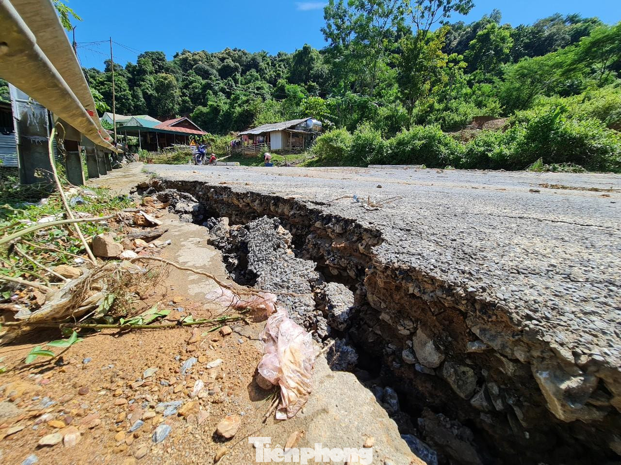 Ghi nhận tại một đoạn trên quốc lộ 7 qua bản Noọng Dẻ, xã Nậm Cắn, huyện Kỳ Sơn, Nghệ An bị nứt nẻ về phía ta-luy âm, kéo dài hơn 10m, sâu khoảng 50cm, có đoạn rộng 20cm. Ghi nhận tại một đoạn trên quốc lộ 7 qua bản Noọng Dẻ, xã Nậm Cắn, huyện Kỳ Sơn, Nghệ An bị nứt nẻ về phía ta-luy âm, kéo dài hơn 10m, sâu khoảng 50cm, có đoạn rộng 20cm.