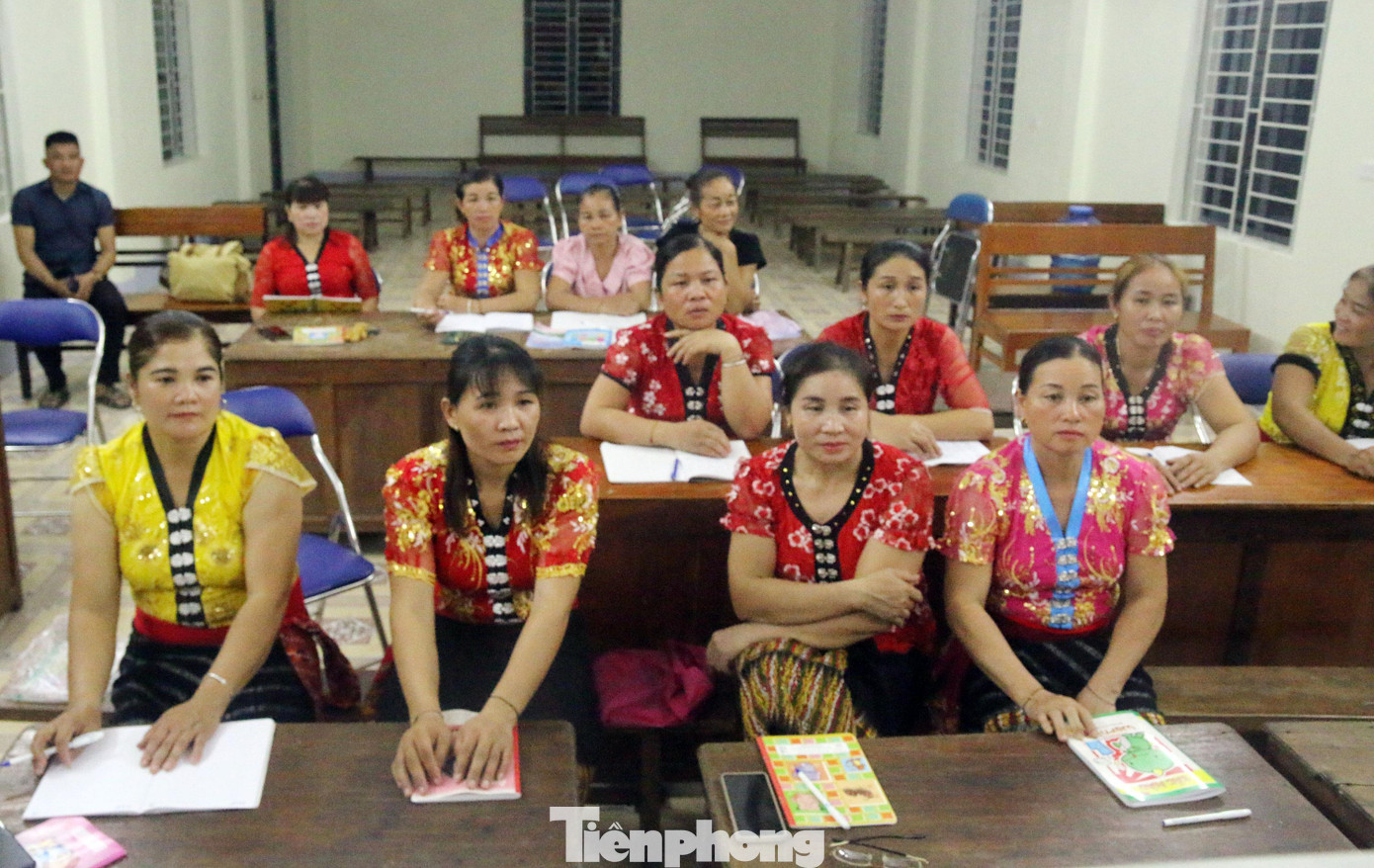 Qua 2 tuần học nhưng các mẹ, các chị đã biết đọc, viết cơ bản. Qua 2 tuần học nhưng các mẹ, các chị đã biết đọc, viết cơ bản.