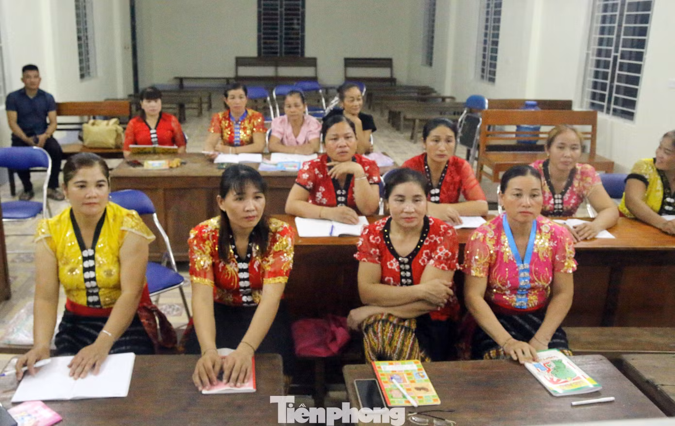Qua 2 tuần học nhưng các mẹ, các chị đã biết đọc, viết cơ bản. Qua 2 tuần học nhưng các mẹ, các chị đã biết đọc, viết cơ bản.
