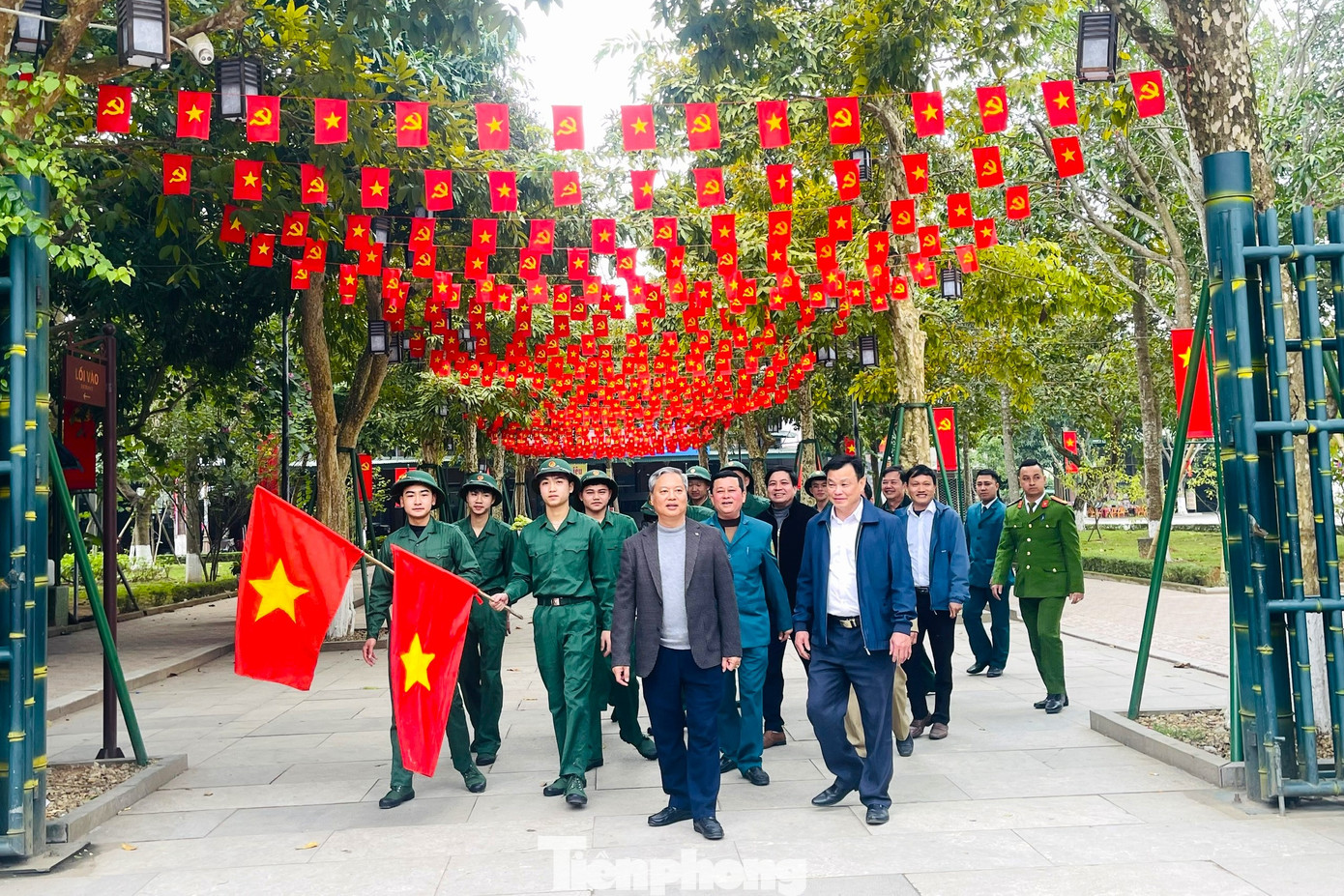 Đại diện chính quyền địa phương, các thanh niên chuẩn bị lên đường nhập ngũ đến dâng hương, tưởng niệm Chủ tịch Hồ Chí Minh tại Khu Di tích quốc gia đặc biệt Kim Liên, huyện Nam Đàn, Nghệ An. Đại diện chính quyền địa phương, các thanh niên chuẩn bị lên đường nhập ngũ đến dâng hương, tưởng niệm Chủ tịch Hồ Chí Minh tại Khu Di tích quốc gia đặc biệt Kim Liên, huyện Nam Đàn, Nghệ An.