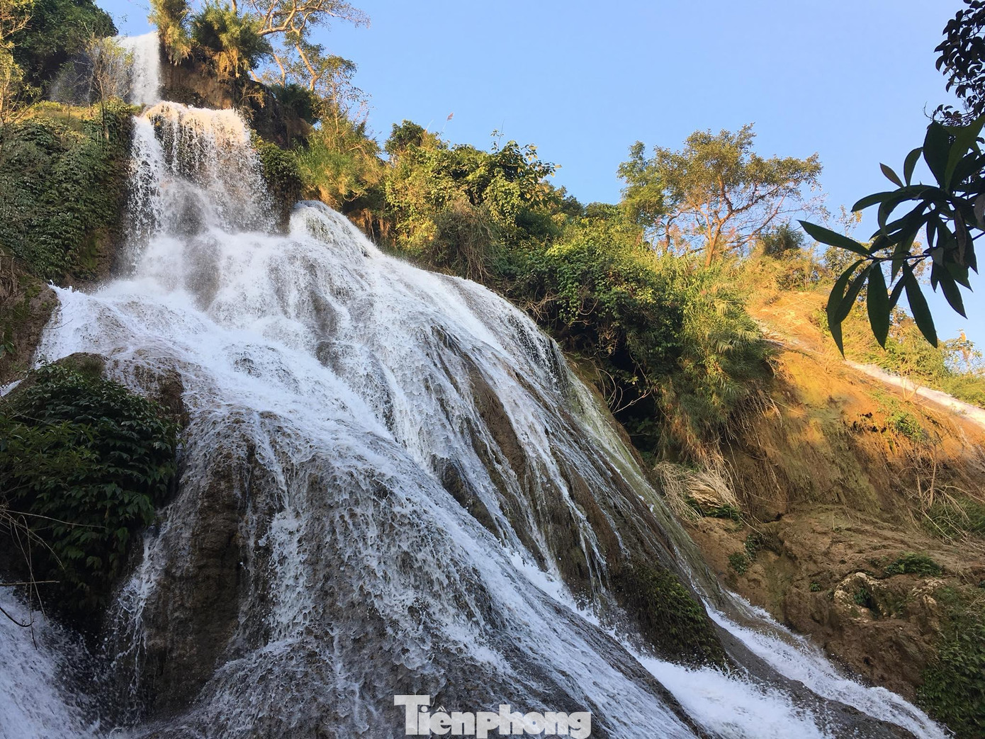 Dòng thác chảy mềm mại như một dải lụa trắng buông mình quanh co từ trên cao xuống chân núi.