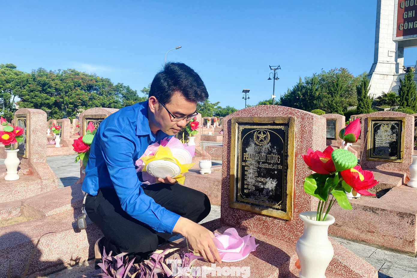 Đoàn viên thanh niên chuẩn bị nến cho lễ cầu siêu