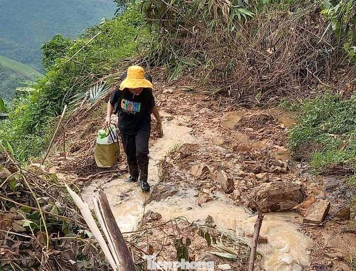 Để đến được các điểm trường, các giáo viên phải đi bộ hàng chục km, vượt qua nhiều đồi núi, khu vực bùn đất lầy lội, vượt qua nhiều khu vực sông suối có nước lũ chảy xiết.