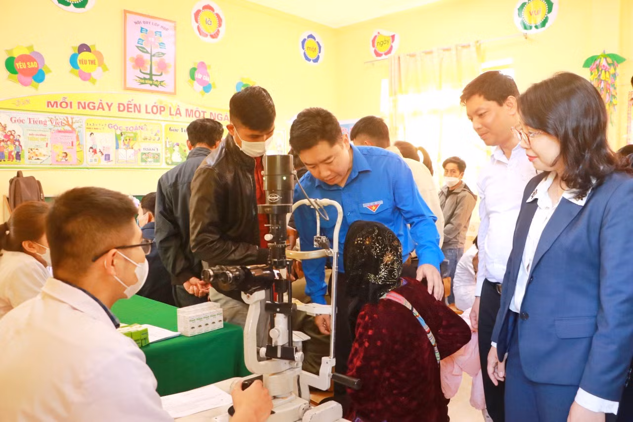 Đoàn Khối Các cơ quan tỉnh phối hợp với các đơn vị liên quan tổ chức chương trình khám, cấp phát thuốc miễn phí cho 350 người dân trên địa bàn xã Thạch Ngàn.