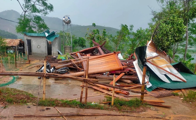Lốc xoáy khiến nhà dân sập ở huyện Quế Phong Lốc xoáy khiến nhà dân sập ở huyện Quế Phong