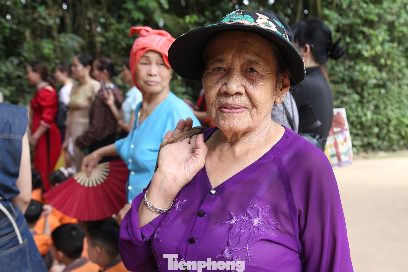 Bà Nguyễn Thị Xuyến (SN 1943, trú tỉnh Bắc Ninh) bồi hồi, xúc động về thăm quê Bác.