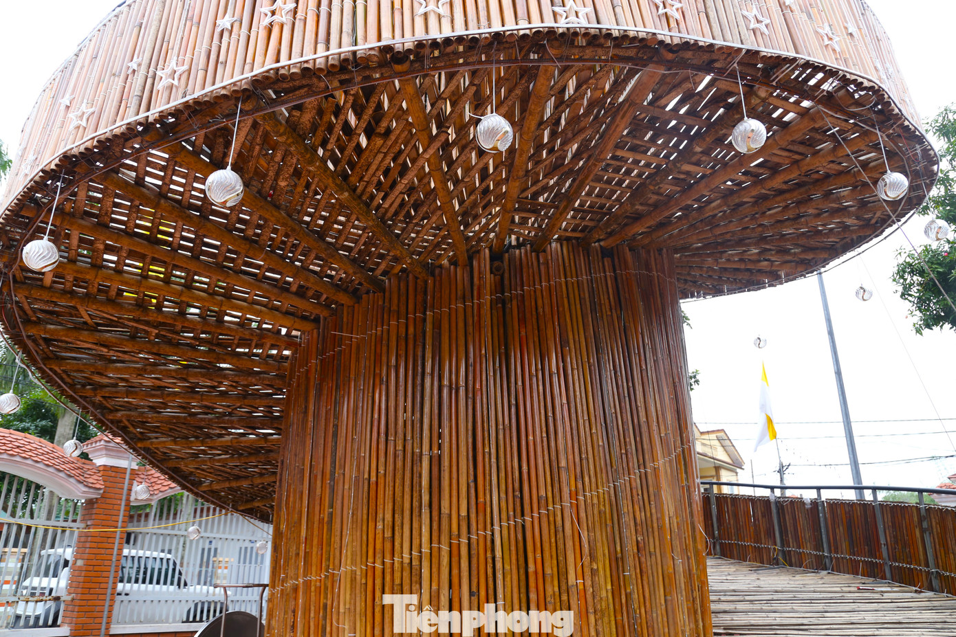 “Cây thông Noel được thiết kế 3 tầng, cao 22m, bệ dưới cùng có đường kính rộng 8m. Để làm nên cây thông độc đáo này, hơn 30 người làm việc mỗi ngày, ròng rã gần 1 tháng. Người dân có thể đi vòng quanh lên tháp cây thông để quan sát phía dưới và xung quanh”, ông Văn chia sẻ.