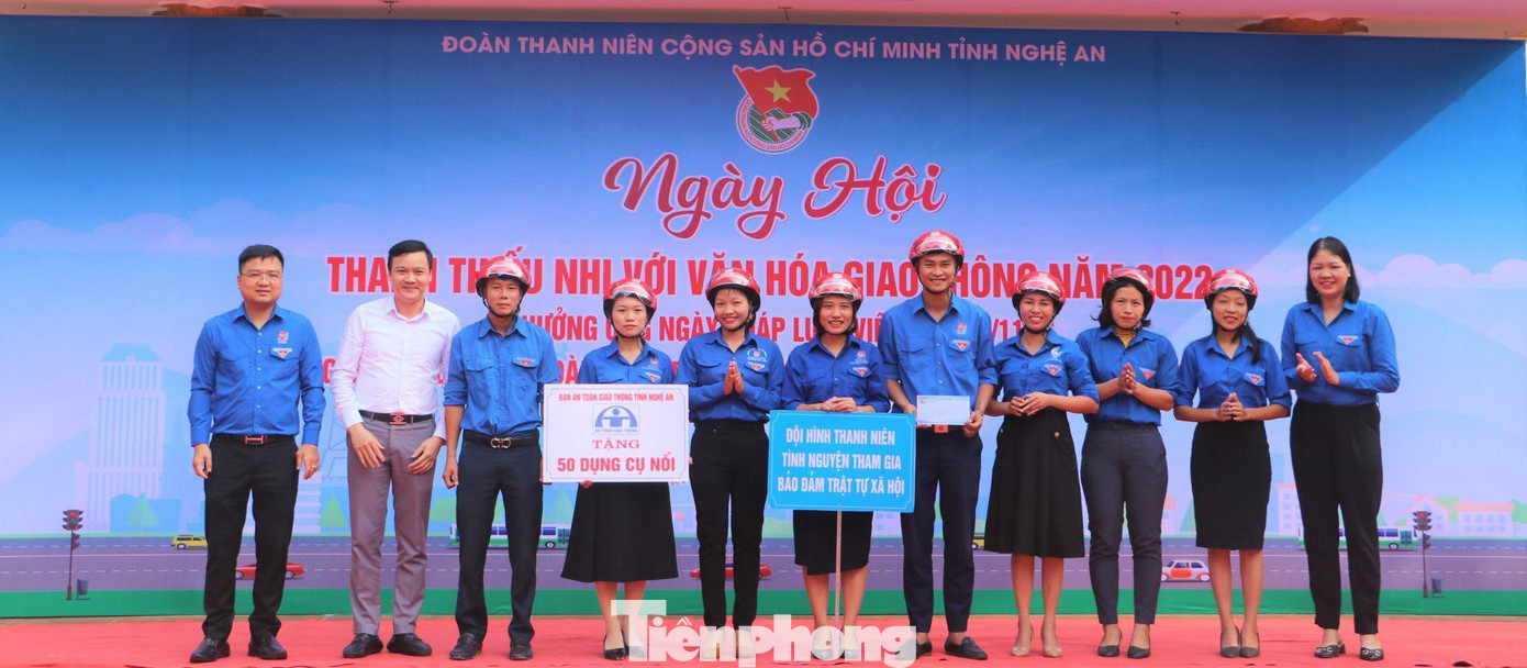 Ra mắt đội hình thanh niên tham gia đảm bảo trật tự an toàn giao thông của cụm Cát Ngạn.