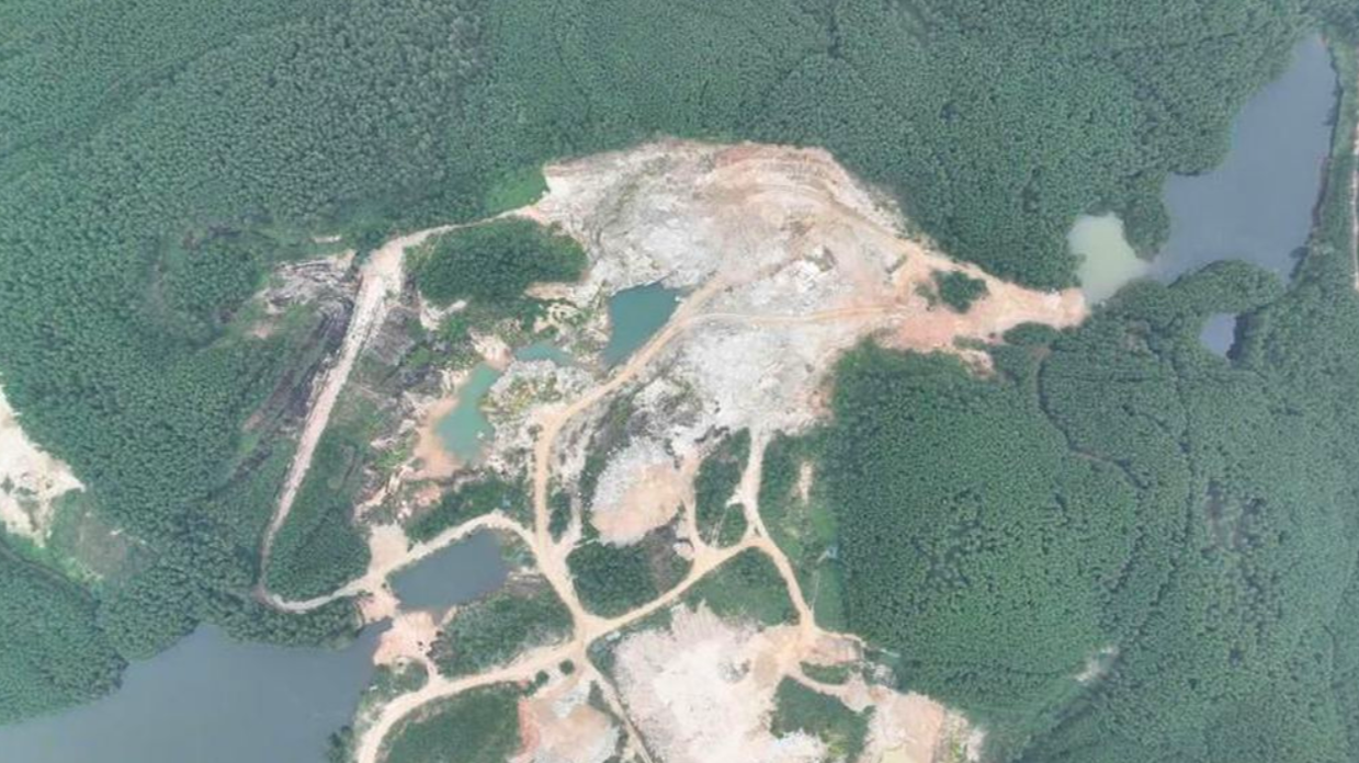 Khu vực khai thác đá Ruby – Saphia khu vực Đồi Tỷ (huyện Quỳ Châu, Nghệ An). Khu vực khai thác đá Ruby – Saphia khu vực Đồi Tỷ (huyện Quỳ Châu, Nghệ An).