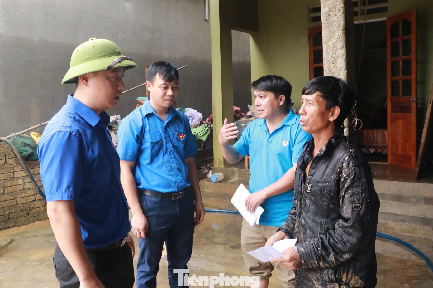Chiều cùng ngày, anh Lê Văn Lương – Ủy viên Ban Thường vụ T.Ư Đoàn, Bí thư Tỉnh Đoàn Nghệ An đã có mặt tại hiện trường trao tặng nhiều phần quà và động viên đoàn viên thanh niên xung kích tại “tâm lũ” Quỳ Châu.