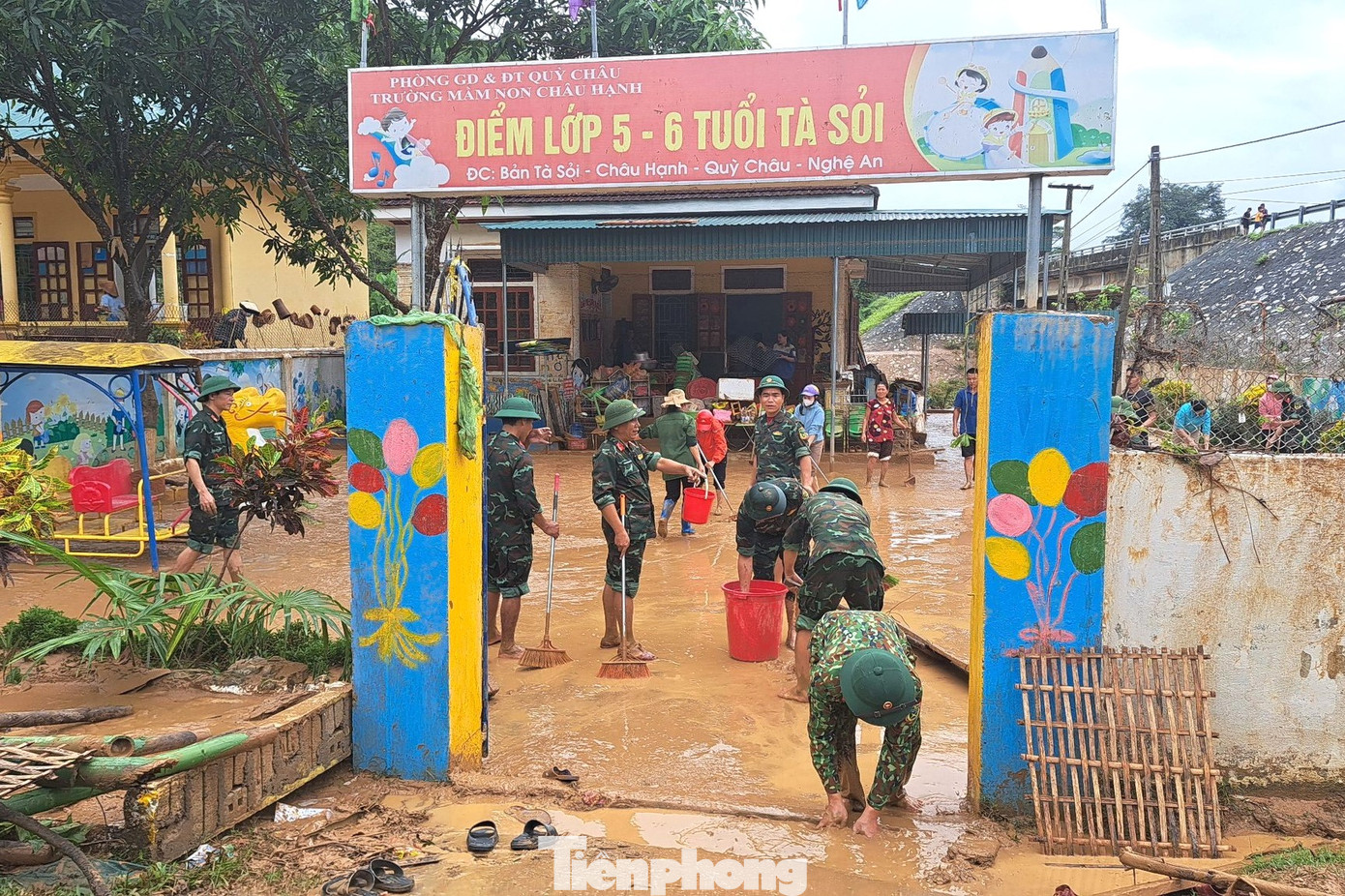 Sáng 28/9, nước lũ đã rút tại trường mầm non Châu Hạnh, huyện Quỳ Châu, Nghệ An, hàng chục bộ đội, giáo viên được huy động dọn dẹp khuôn viên trường.