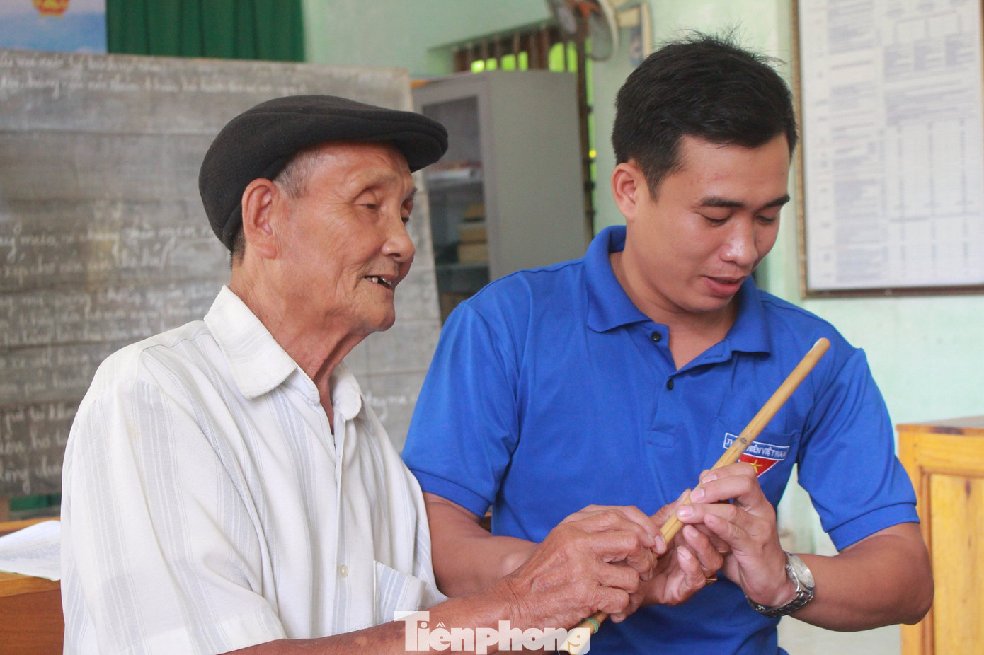 Nghệ nhân ưu tú truyền dạy cho các học viên thổi pì (sáo).