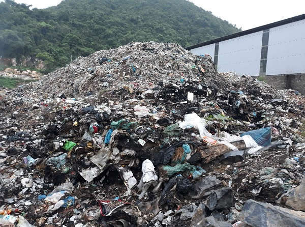 Bãi rác ở khối 1, thị trấn Quỳ Hợp đã quá tải, gây ô nhiễm khiến người dân bức xúc.