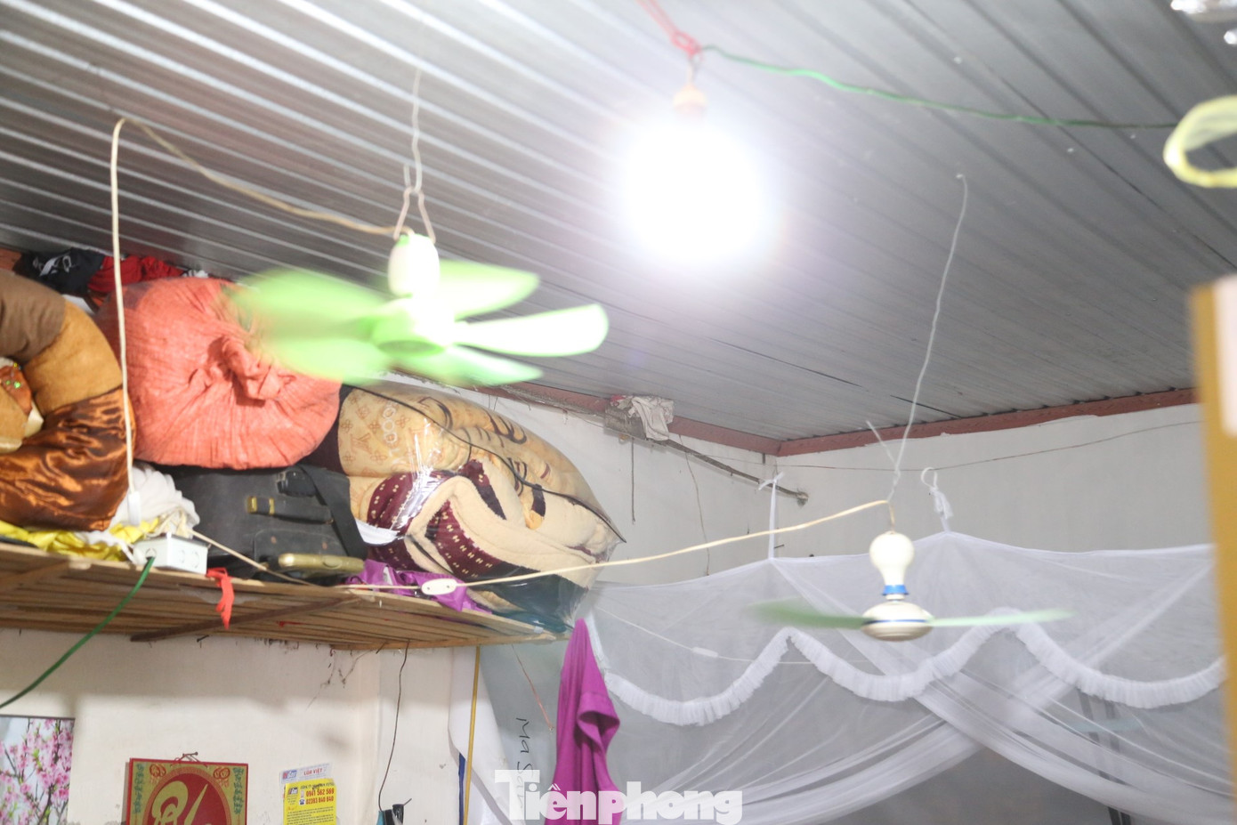 Những chiếc quạt trần "tự chế" chẳng thấm tháp gì với cái nắng nóng hầm hập ở xóm trọ.