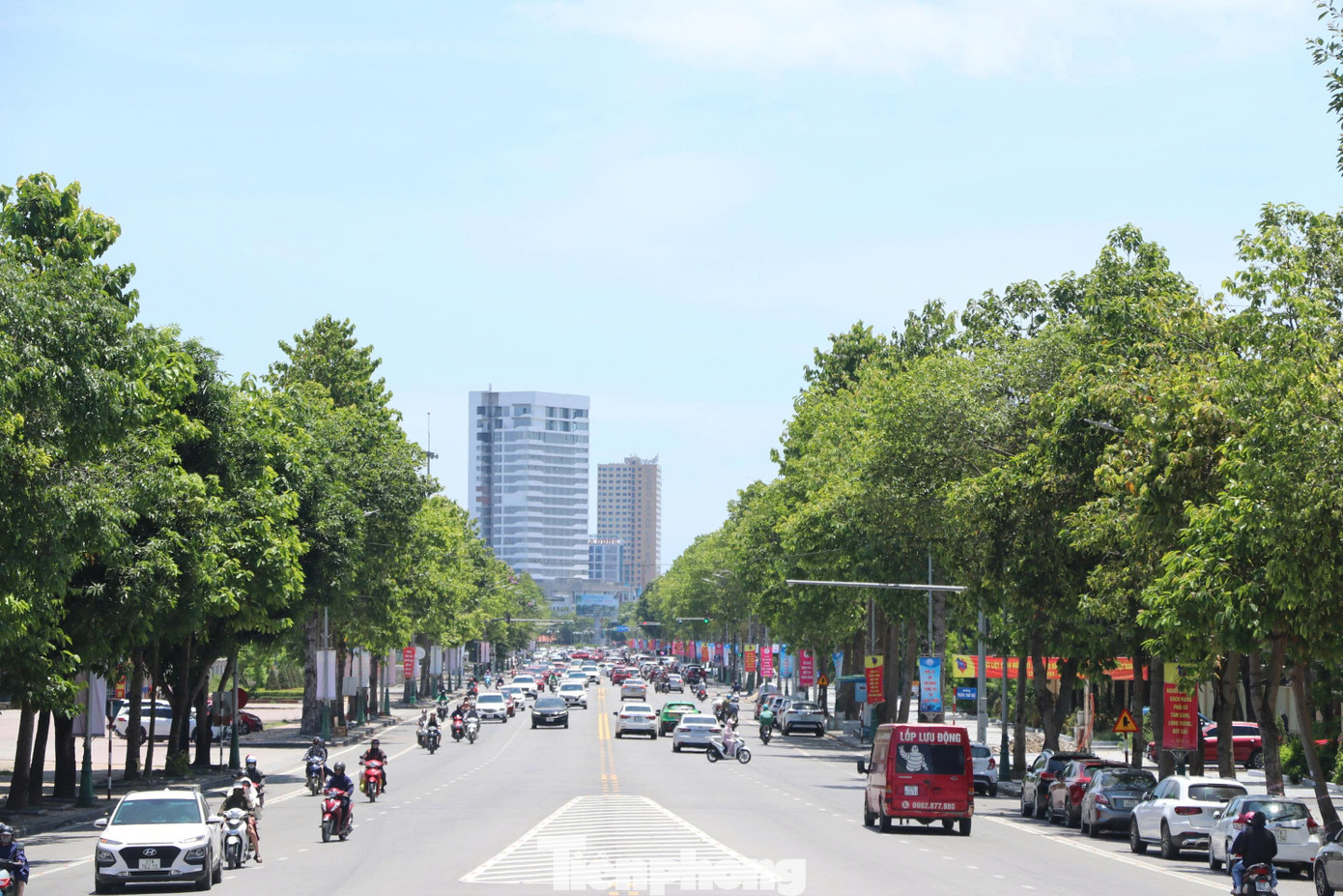 Tuyến đường Trường Thi (phường Trường Thi, thành phố Vinh) được điều chỉnh mức giá từ 40 triệu đồng lên 150 triệu đồng/m2. Đây là nơi tập trung nhiều trụ sở cơ quan nhà nước tỉnh Nghệ An và các khu công cộng như Quảng trường Hồ Chí Minh, công viên thành phố...