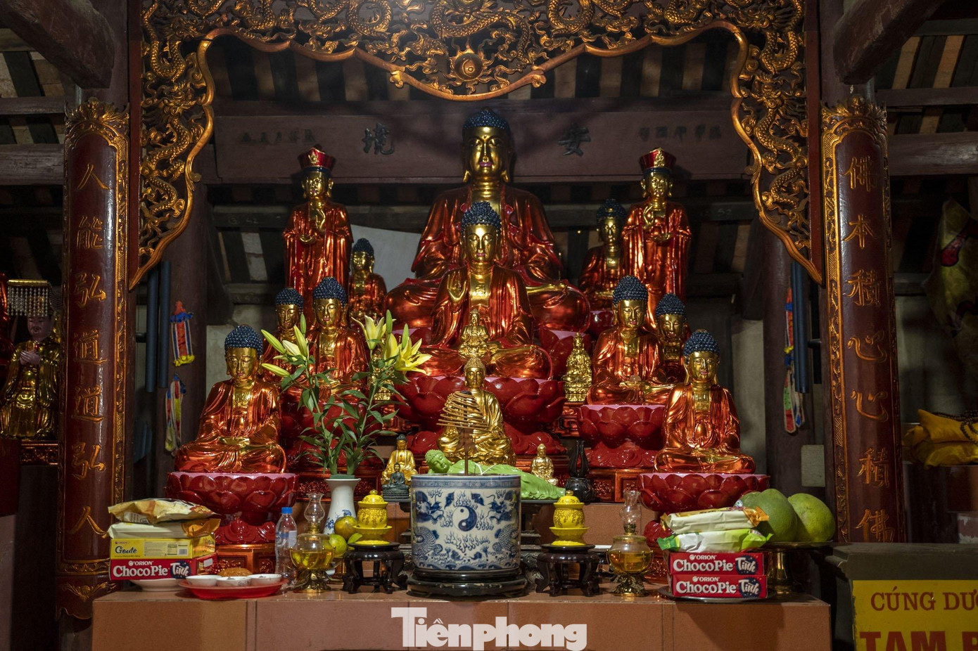 Chính gian có tượng Phật Thích Ca cao khoảng 1,3m, được tạo tác với khuôn mặt đầy đặn, phúc hậu, ngồi thiền định trên tòa sen.