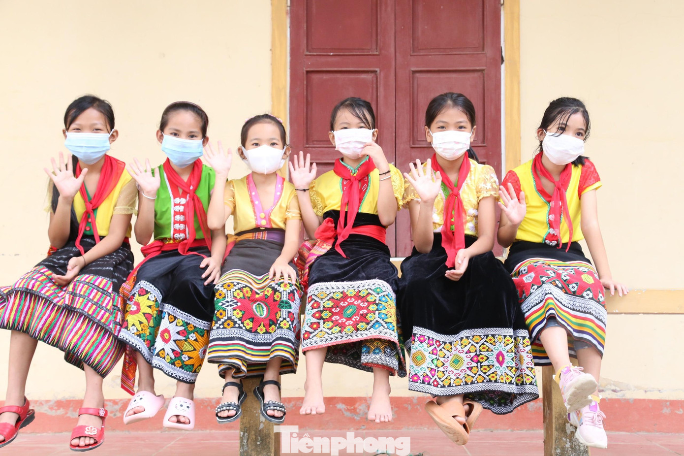 Tại đây, đoàn cũng đã trao tặng các suất quà ý nghĩa cho trường và 10 học sinh có hoàn cảnh khó khăn vươn lên trong học tập. (Ảnh: Thu Hiền)