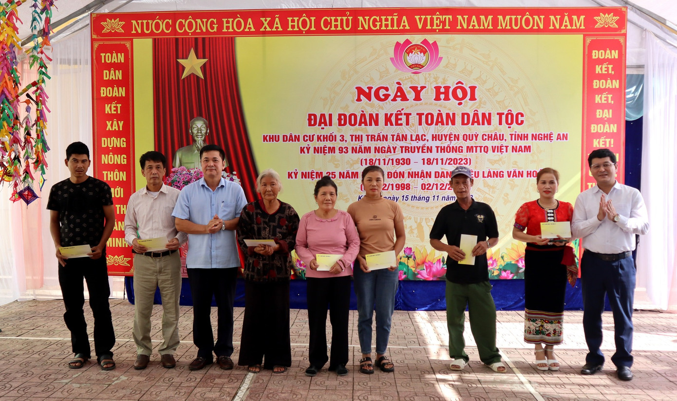 Trao quà cho các hộ gia đình khó khăn.