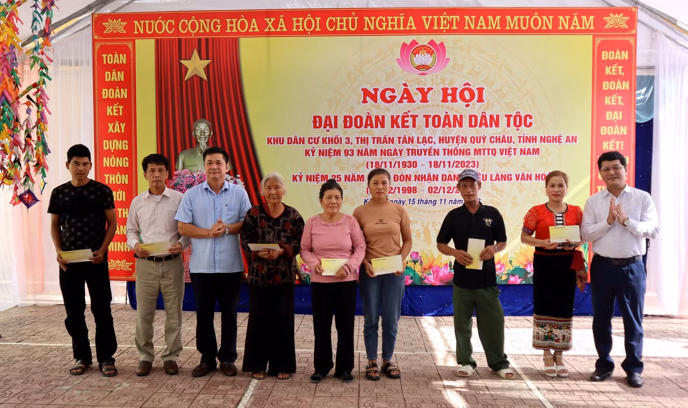 Trao quà cho các hộ gia đình khó khăn.