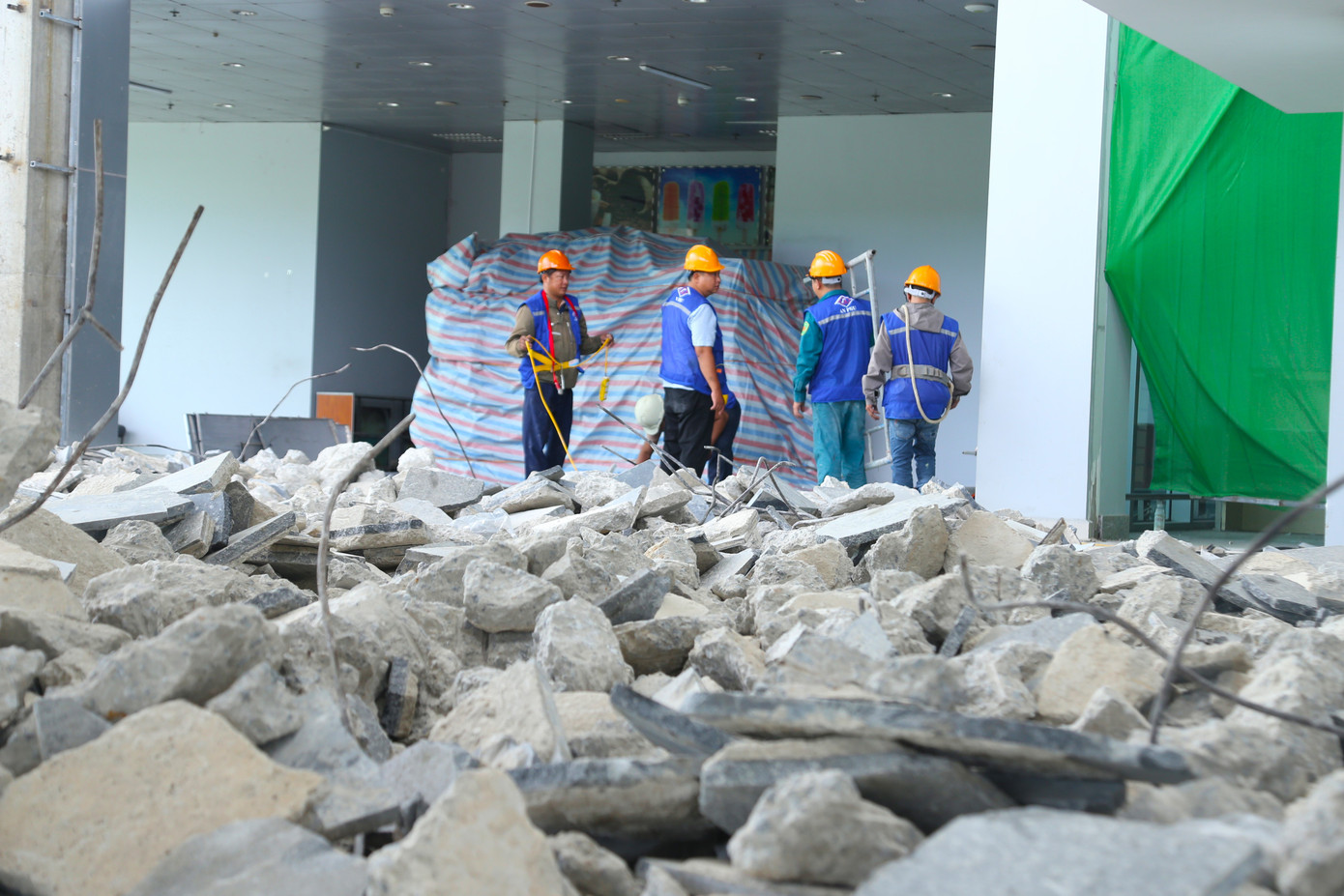 Nhà ga hành khách T1 cũng sẽ được mở rộng diện tích lên 13.200m2, nâng công suất phục vụ từ 2,75 triệu lên khoảng 3 - 3,5 triệu hành khách mỗi năm. Nhà ga hành khách T1 cũng sẽ được mở rộng diện tích lên 13.200m2, nâng công suất phục vụ từ 2,75 triệu lên khoảng 3 - 3,5 triệu hành khách mỗi năm.