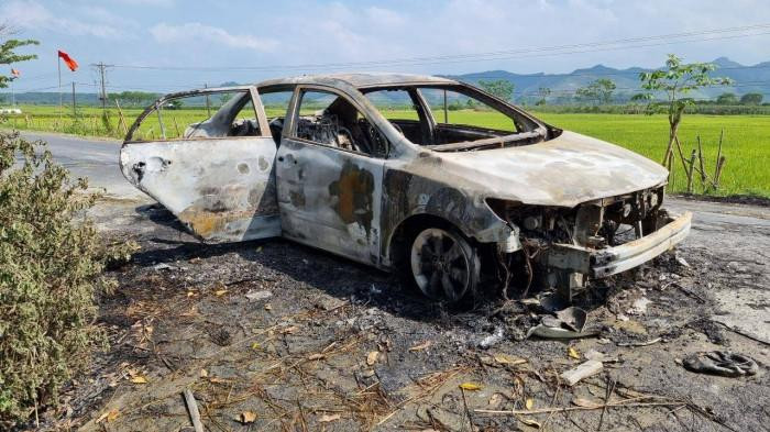 Chiếc xe đang di chuyển trên đường bất ngờ bốc cháy Chiếc xe đang di chuyển trên đường bất ngờ bốc cháy