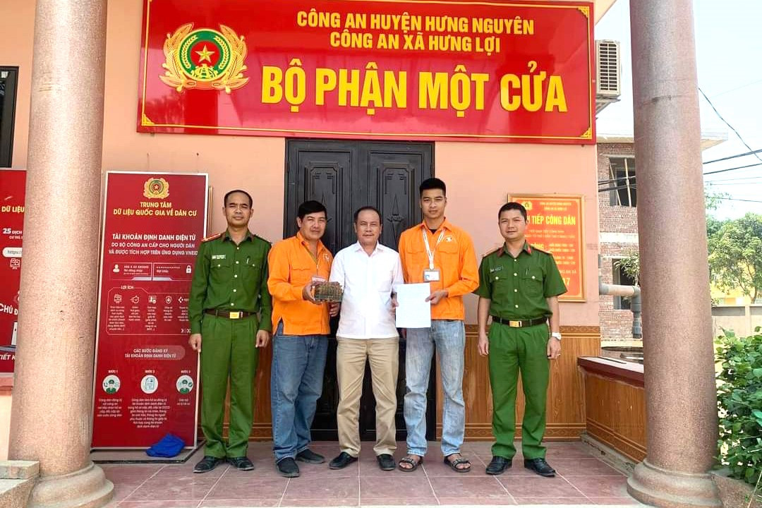 Ông Mạo nhận lại túi tiền từ nhân viên xe buýt