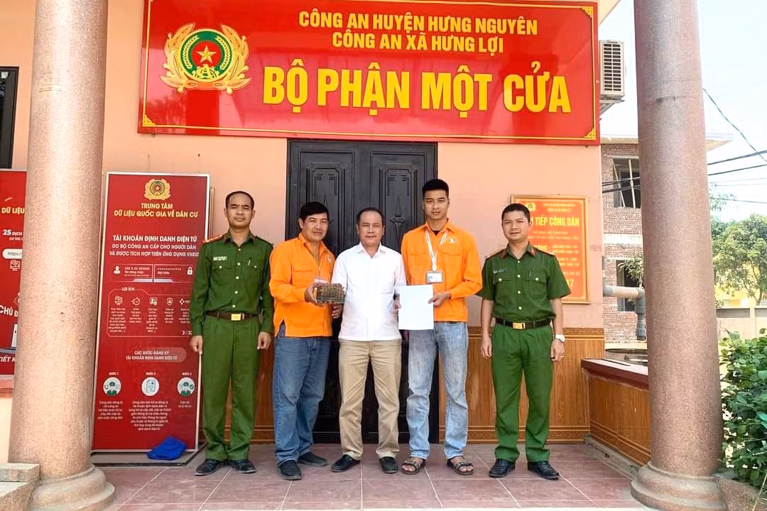 Ông Mạo nhận lại túi tiền từ nhân viên xe buýt