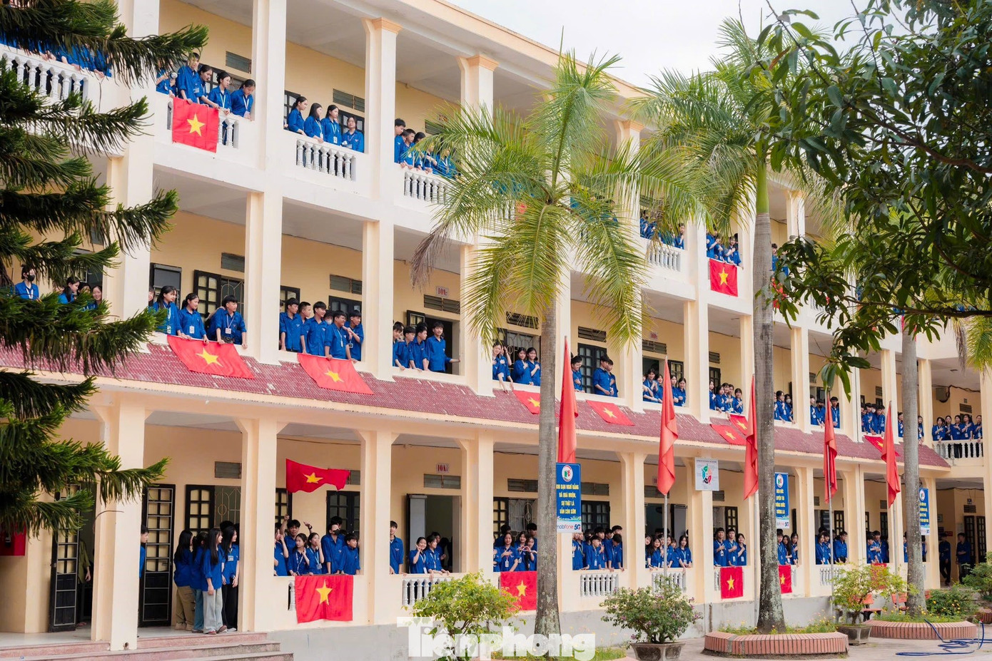 Khuôn viên Trường THPT Quỳnh Lưu 2 (huyện Quỳnh Lưu, Nghệ An) rợp cờ đỏ sao vàng.