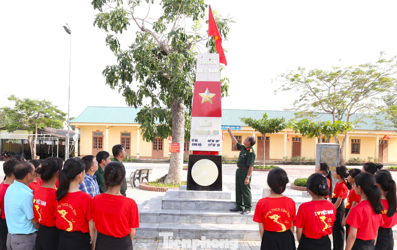 Ông Nguyễn Đình Sơn - Chủ tịch Hội cựu chiến binh huyện Anh Sơn, Nghệ An nói chuyện giới thiệu mốc chủ quyền biển đảo, biên giới cho thế hệ trẻ Ông Nguyễn Đình Sơn - Chủ tịch Hội cựu chiến binh huyện Anh Sơn, Nghệ An nói chuyện giới thiệu mốc chủ quyền biển đảo, biên giới cho thế hệ trẻ